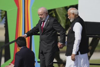 Le président brésilien Inacio Lula da Silva (à gauche) accueille le premier ministre Narendra Modi (archives). KEYSTONE/AP/Silvia Izquierdo